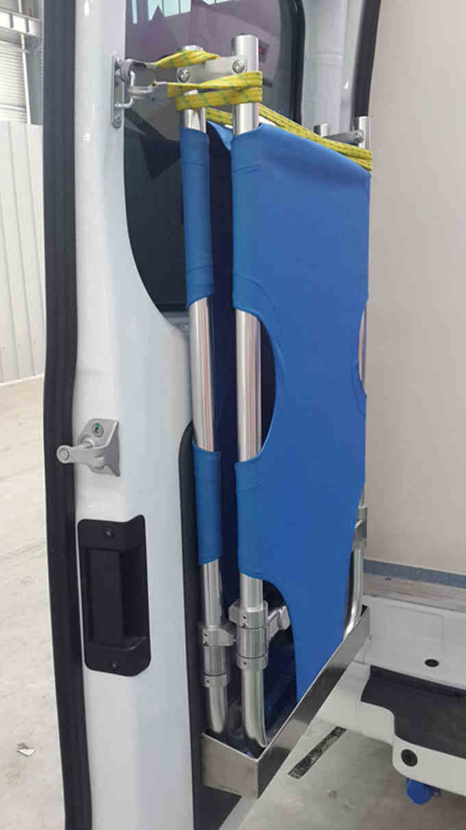 江鈴福特新世代全順V348長(zhǎng)軸高頂監(jiān)護(hù)型救護(hù)車(chē)