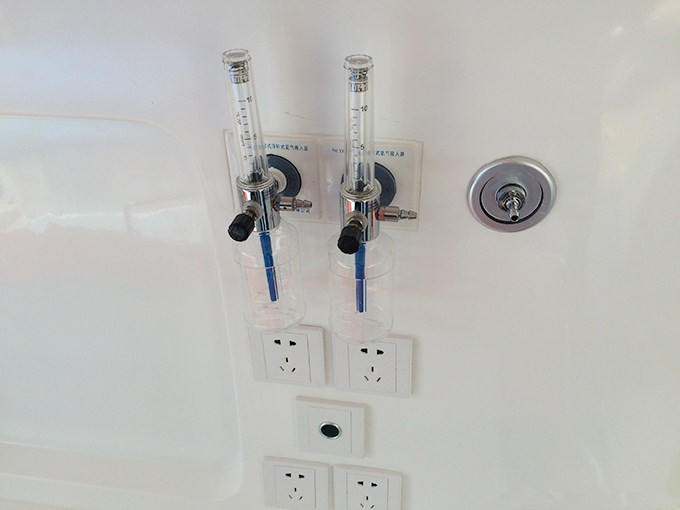 福特V348長(zhǎng)軸超人高頂監(jiān)護(hù)型救護(hù)車(chē)