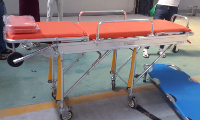 福特V348長(zhǎng)軸超人高頂監(jiān)護(hù)型救護(hù)車(chē)